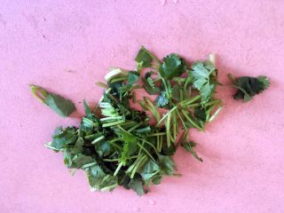 17、烤羊排,香菜洗净切段。