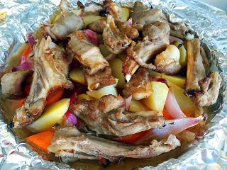 18、烤羊排,预定的时间完成后，打开上面的锡纸，继续烤10分钟。