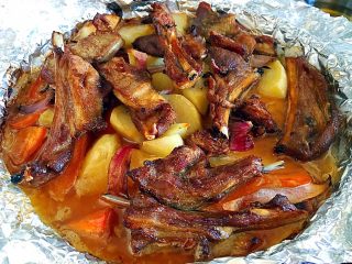 19、烤羊排,一面烤至焦黄色后翻面，继续烤10分钟即可。