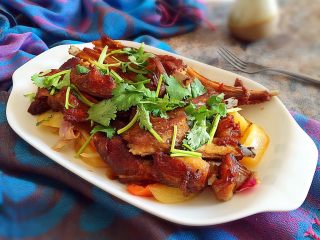 20、烤羊排,装盘食用。