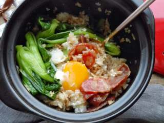 2、腊味煲仔饭,拌匀，满屋子飘香啊