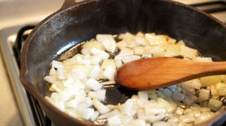 2、抓饭,随后下洋葱翻炒至焦糖色