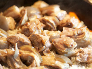 5、抓饭,随后将胡萝卜铺满锅底,之上铺浸泡好的大米,最后码上羊肉,将高压锅内的汤汁也导入锅中,不够的话加水至刚刚没过米表面泛起一点油花的量,开锅后转制最小火焖煮40min(根据米的质地调整,米需要熟透而不软烂)。20min后盐调味并翻动整锅抓饭,使胡萝卜和米均匀融合,上盖继续焖煮