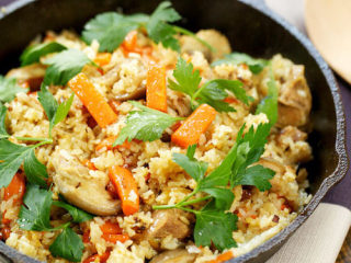 6、抓饭,出锅即可直接享用,也可根据口味配以香菜或香芹,羊肉鲜嫩羊皮弹滑,米饭浸饱了羊肉汤汁而粒粒可嚼,enjoy