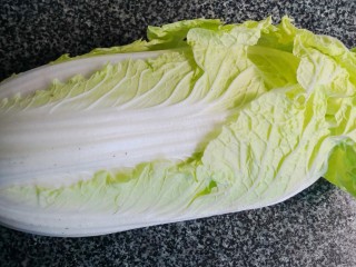 1、土豆大白菜炖猪大骨,大白菜一个