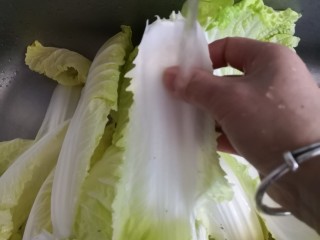 2、土豆大白菜炖猪大骨,流水冲洗