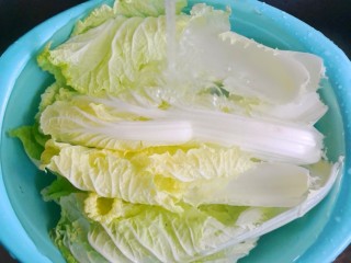3、土豆大白菜炖猪大骨,再盆中接水清洗两遍