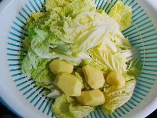 5、土豆大白菜炖猪大骨,土豆去皮、大白菜扯两段