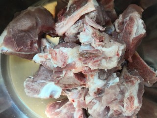 6、土豆大白菜炖猪大骨,猪骨买已剁大块，回来冲水洗净