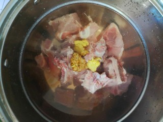 7、土豆大白菜炖猪大骨,冷水入锅，放姜大火炖40分钟