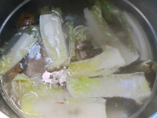 8、土豆大白菜炖猪大骨,40分钟后先放入大白菜梗炖煮半小时