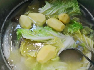 9、土豆大白菜炖猪大骨,一个半小时左右后再放入大白菜叶子与整个土豆炖至土豆烂醉，这时大白菜也都茸了