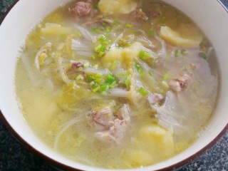 10、土豆大白菜炖猪大骨,加入少许盐。盛装入碗撒上葱花即可。非常棒的一道汤，不用再炒菜就可以开饭了。✌