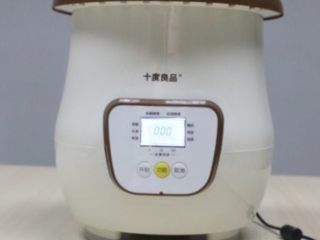 1、李子酵素,开机预热、净化空气，提前一小时接通酵素机机体电源，启动空气净化灭菌功能(酵素机底部用手触摸，会感受到有空气流出)