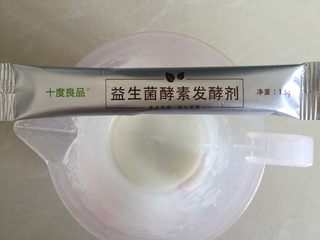 3、李子酵素,激活菌粉，在量杯中加入100ml的温开水(40度左右)，倒入菌粉搅拌溶解待用