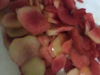 4、李子酵素,加工食材，李子去皮去核切片待用（环保酵素㓎泡清洗水果能去除果皮残留农药）