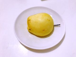 2、雪梨枇杷羹，咳嗽时的一味良药,准备好的梨子。