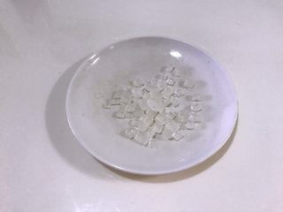 3、雪梨枇杷羹，咳嗽时的一味良药,冰糖。