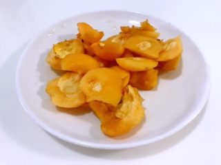 5、雪梨枇杷羹，咳嗽时的一味良药,去核，切小块。