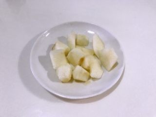 6、雪梨枇杷羹，咳嗽时的一味良药,梨子去皮、去核切小块。