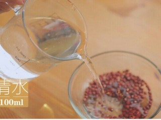 1、赤豆小圆子,红豆倒入清水，提前浸泡一夜