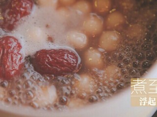 4、赤豆小圆子,煮到小汤圆，红枣浮起来就可以啦