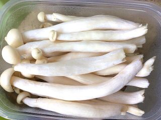 1、白玉菇蒜苔炒蚬子肉,白玉菇去根洗净