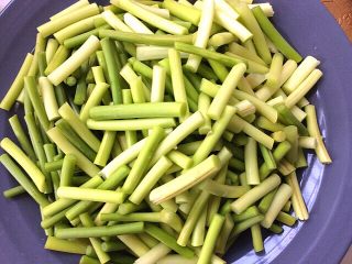 3、白玉菇蒜苔炒蚬子肉,蒜苔洗净切段