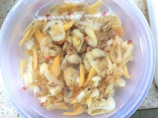 5、白玉菇蒜苔炒蚬子肉,去掉内脏，清洗干净