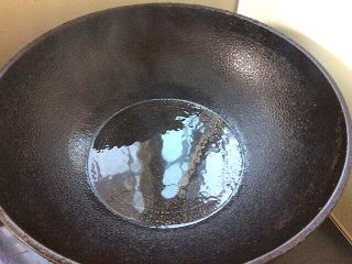 7、白玉菇蒜苔炒蚬子肉,起锅热油