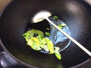 8、白玉菇蒜苔炒蚬子肉,爆香葱姜