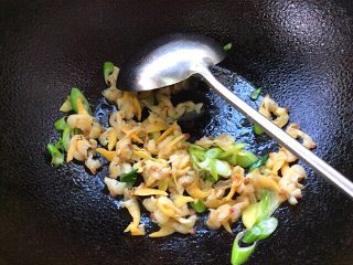 9、白玉菇蒜苔炒蚬子肉,放蚬子肉翻炒片刻