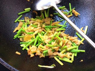 11、白玉菇蒜苔炒蚬子肉,下蒜苔炒片刻