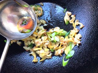10、白玉菇蒜苔炒蚬子肉,放入少许料酒和生抽，翻炒均匀