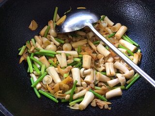 12、白玉菇蒜苔炒蚬子肉,下白玉菇翻炒断生