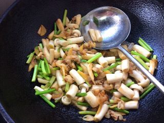 13、白玉菇蒜苔炒蚬子肉,放少许盐，翻炒均匀即可出锅