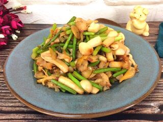 14、白玉菇蒜苔炒蚬子肉,鲜香脆嫩的白玉菇蒜苔炒蚬子肉出锅了