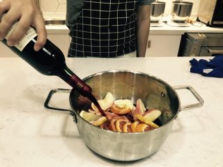 2、桑格利亚,将切好的水果放入锅中加入一支红酒