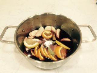 3、桑格利亚,加入香料和糖煮沸，小火熬20分钟