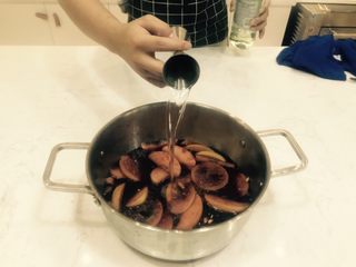 4、桑格利亚,关火放凉，加入朗姆酒拌匀，冷藏过夜