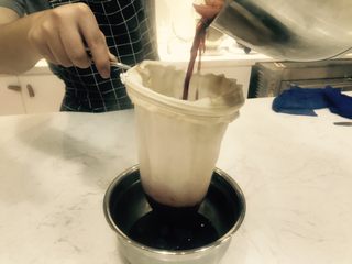 5、桑格利亚,过滤酒液