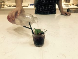 6、桑格利亚,喝的时候取一个玻璃杯加入冰块和酒，放入浆果加满苏打水！