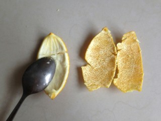 1、面包机版香橙面包,先制作糖渍橙皮丝,用盐和面粉将橙皮洗干净,用刀子和汤匙,将白色部分刮掉,然后将橙皮切成细丝。