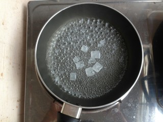 2、面包机版香橙面包,锅里加200克水,水开后加入冰糖。