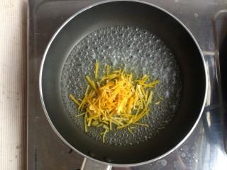 3、面包机版香橙面包,冰糖溶化后加入橙皮丝。