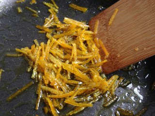 4、面包机版香橙面包,小火煮至水收干,橙皮丝变透明,放凉备用。