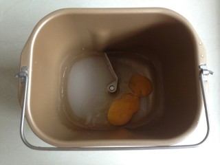 5、面包机版香橙面包,将水、鸡蛋液、糖和盐,放入面包桶内。