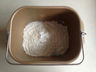 6、面包机版香橙面包,加入奶粉和面粉。