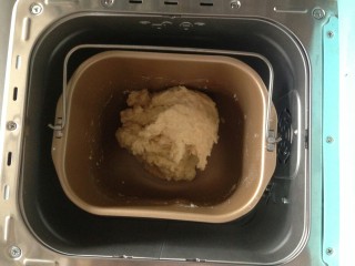 7、面包机版香橙面包,选择和面两分钟,之后要面团静置一个小时。(各型号面包机和面方法不同)