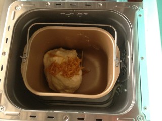 9、面包机版香橙面包,在和面结束前三分钟,加入橙皮丝。